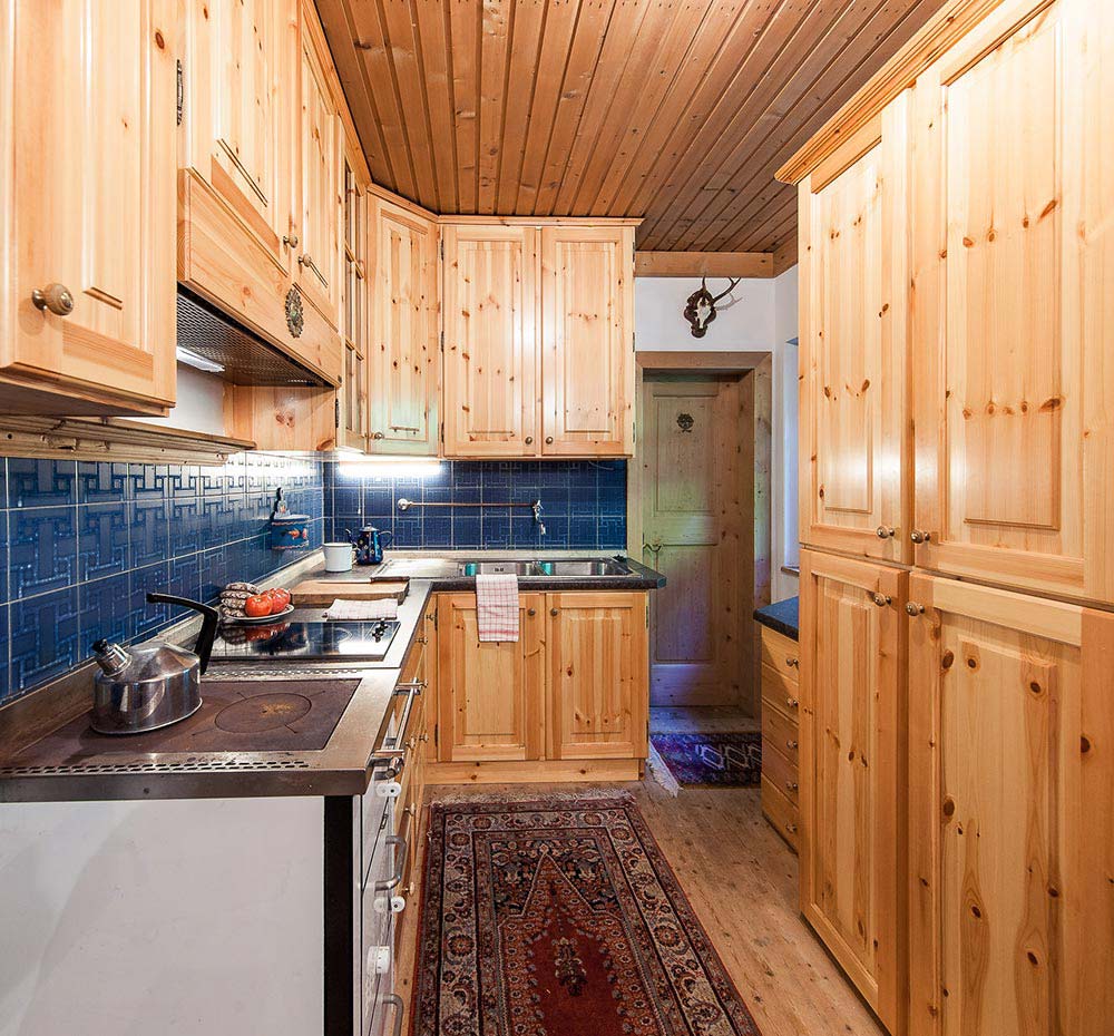 Küche mit Holzherd und Elektrokochfeld