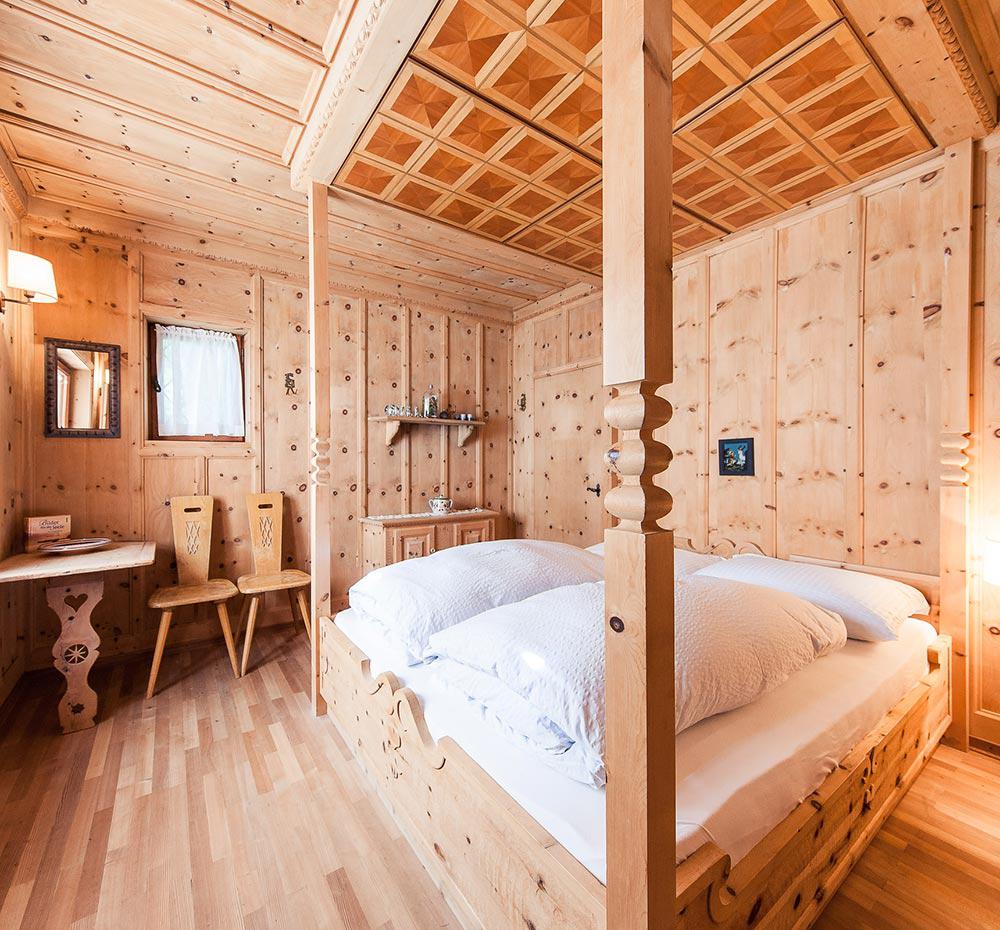 Camera in legno di cirmolo, un toccasana per il corpo